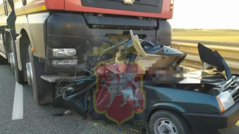 В Крыму грузовик смял легковушку, два человека погибли