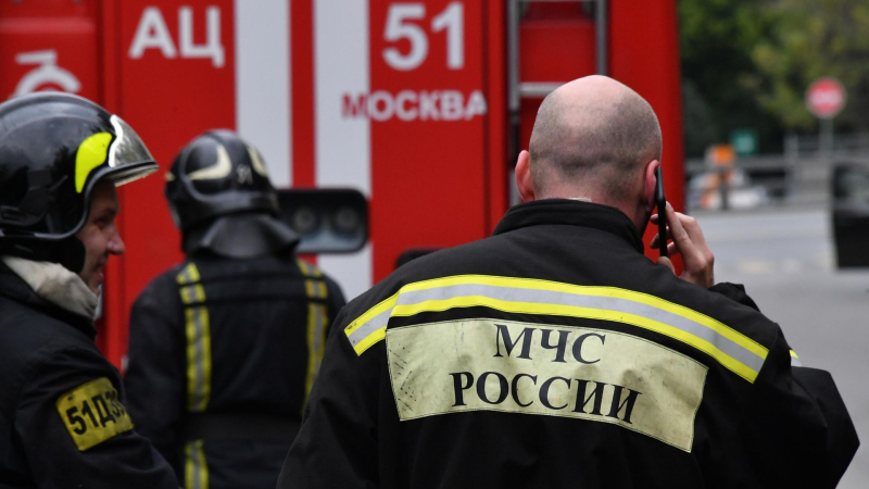 В Москве на подземной парковке загорелся шлагбаум