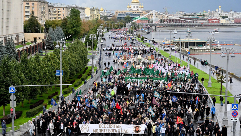 В Москве тысячи людей идут в Общемосковском крестном ходе