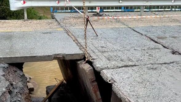 В Приморье мост обрушился из-за проезда по нему лесовоза