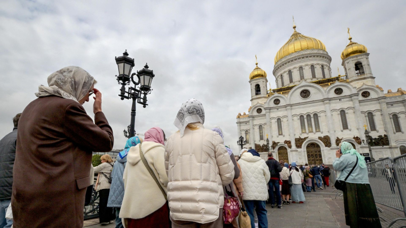 В РПЦ попросили идти к мощам Спиридона от станции "Октябрьская - кольцевая"