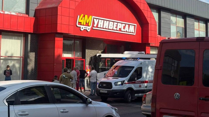 В Симферополе назвали причину ДТП с автобусом, въехавшим в здание магазина