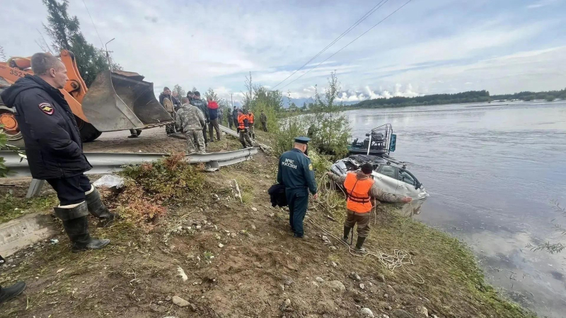 Волонтеры нашли тело девушки, погибшей при падении авто в реку в Забайкалье